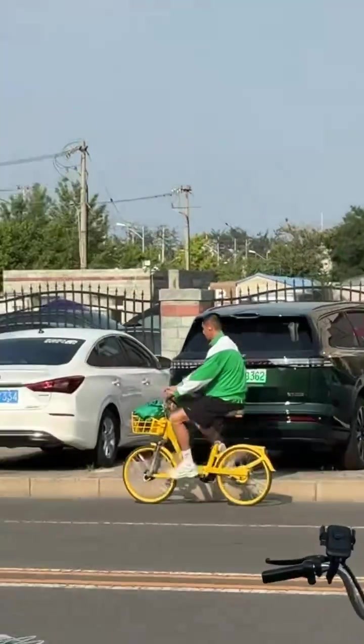 胡同长大的孩子！网友拍到国安门将侯森骑小黄车去训练
